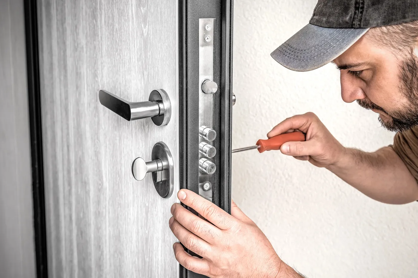 Pose d'une serrure multipoints sur une porte d'appartement à Stains (93240)