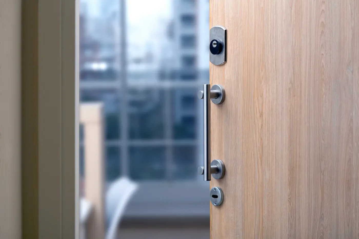 Porte d'entrée renforcée à serrure multipoints sécurisant un logement à Stains